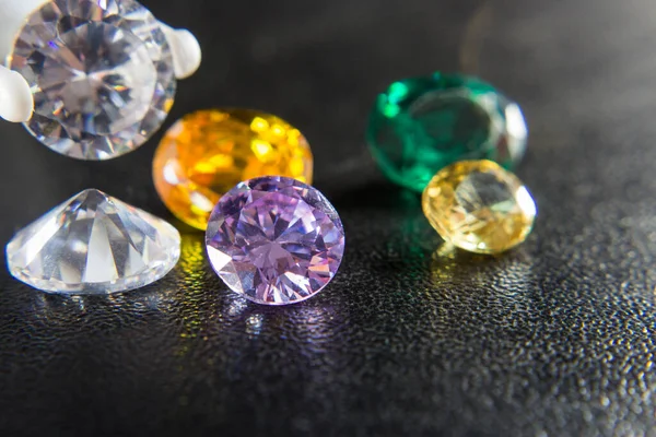 Doğal Safir değerli taş, mücevher veya siyah parlaklık rengi taşlar, birçok farklı doğal taşlar Ametist koleksiyonu,