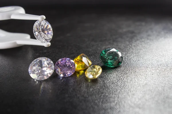 Doğal Safir değerli taş, mücevher veya siyah parlaklık rengi taşlar, birçok farklı doğal taşlar Ametist koleksiyonu,