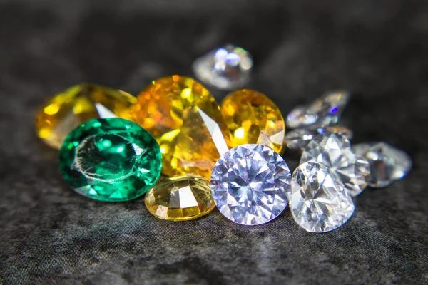 Doğal Safir değerli taş, mücevher veya siyah parlaklık rengi taşlar, birçok farklı doğal taşlar Ametist koleksiyonu,