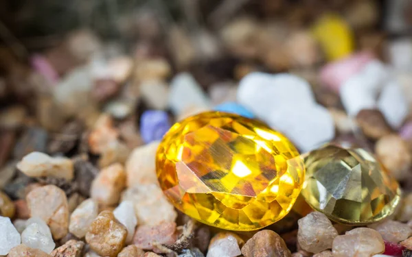 Doğal Safir değerli taş, mücevher veya siyah parlaklık rengi taşlar, birçok farklı doğal taşlar Ametist koleksiyonu,