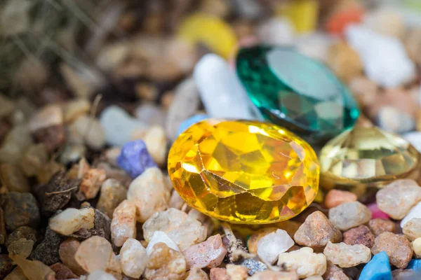 Doğal Safir değerli taş, mücevher veya siyah parlaklık rengi taşlar, birçok farklı doğal taşlar Ametist koleksiyonu,