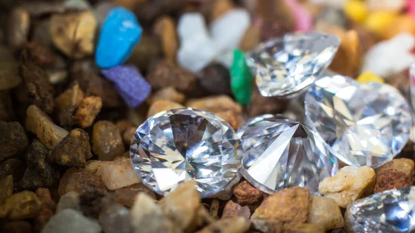 天然蓝宝石宝石 宝石或黑色光泽色的宝石 收集许多不同的天然宝石紫水晶 — 图库照片