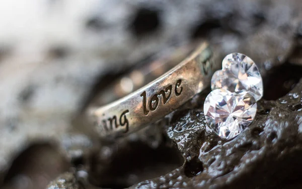 Doğal Safir değerli taş, mücevher veya siyah parlaklık rengi taşlar, birçok farklı doğal taşlar Ametist koleksiyonu,