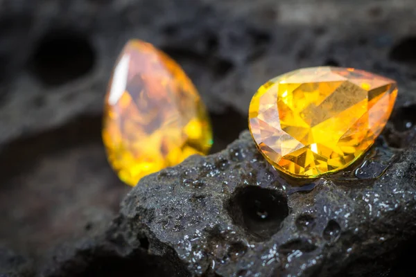 Doğal Safir değerli taş, mücevher veya siyah parlaklık rengi taşlar, birçok farklı doğal taşlar Ametist koleksiyonu,