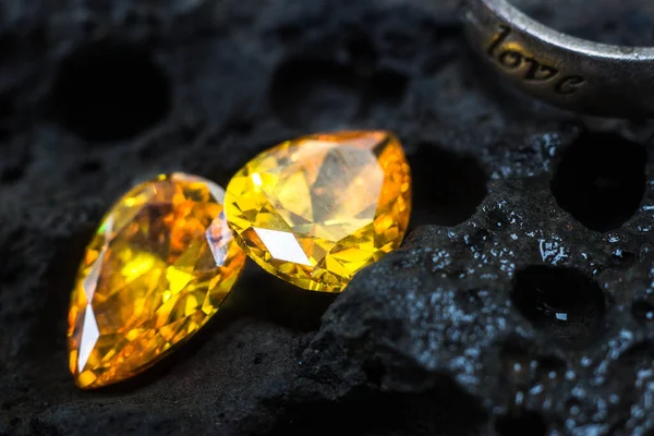 Doğal Safir değerli taş, mücevher veya siyah parlaklık rengi taşlar, birçok farklı doğal taşlar Ametist koleksiyonu,