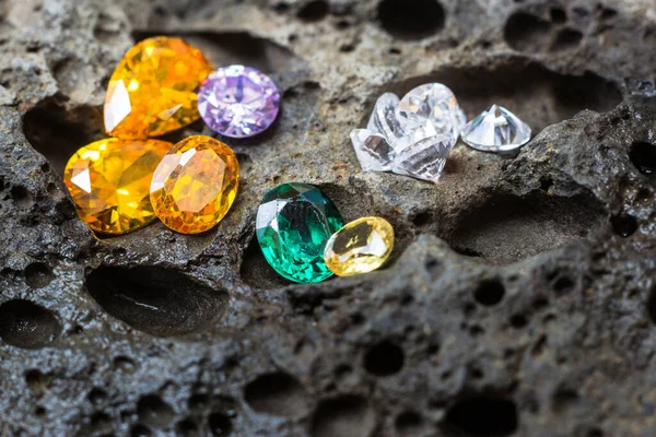 Doğal Safir değerli taş, mücevher veya siyah parlaklık rengi taşlar, birçok farklı doğal taşlar Ametist koleksiyonu,