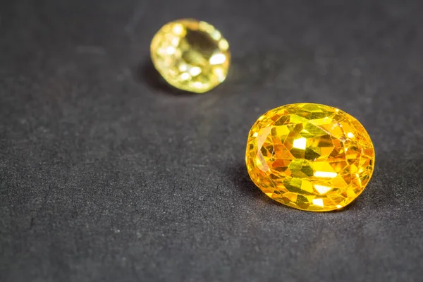 Doğal Safir değerli taş, mücevher veya siyah parlaklık rengi taşlar, birçok farklı doğal taşlar Ametist koleksiyonu,