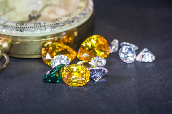 Doğal Safir değerli taş, mücevher veya siyah parlaklık rengi taşlar, birçok farklı doğal taşlar Ametist koleksiyonu,