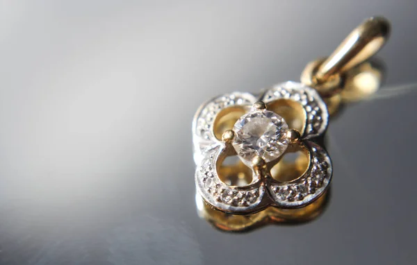 Золотий Діамантовий Кулон Формі Квітки — стокове фото