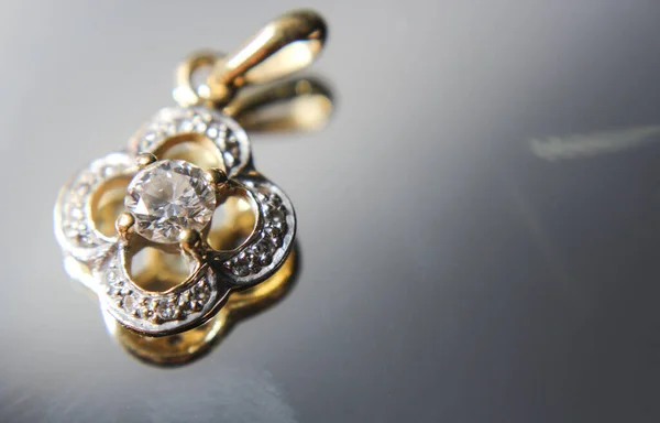 Золотий Діамантовий Кулон Формі Квітки — стокове фото