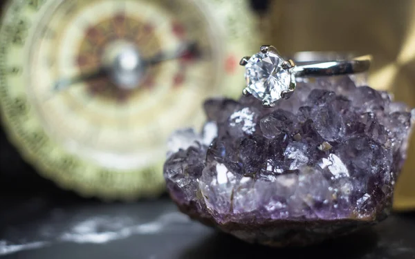 Tasarımcı alyansları köşede ışıl ışıl parlayan arka planda panoramik pankart formatında fotokopi alanı ve seçici odaklı