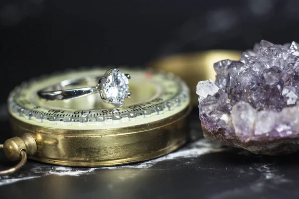 Tasarımcı alyansları köşede ışıl ışıl parlayan arka planda panoramik pankart formatında fotokopi alanı ve seçici odaklı