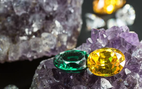 Doğal Safir değerli taş, mücevher veya siyah parlaklık rengi taşlar, birçok farklı doğal taşlar Ametist koleksiyonu,