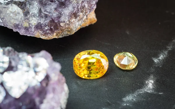 Doğal Safir değerli taş, mücevher veya siyah parlaklık rengi taşlar, birçok farklı doğal taşlar Ametist koleksiyonu,