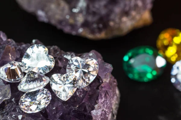 Doğal Safir değerli taş, mücevher veya siyah parlaklık rengi taşlar, birçok farklı doğal taşlar Ametist koleksiyonu,