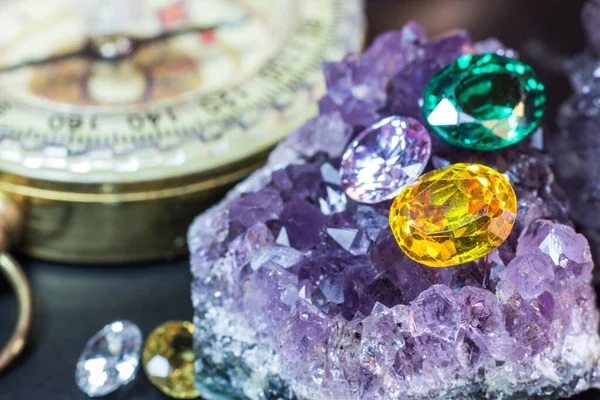 Doğal Safir değerli taş, mücevher veya siyah parlaklık rengi taşlar, birçok farklı doğal taşlar Ametist koleksiyonu,