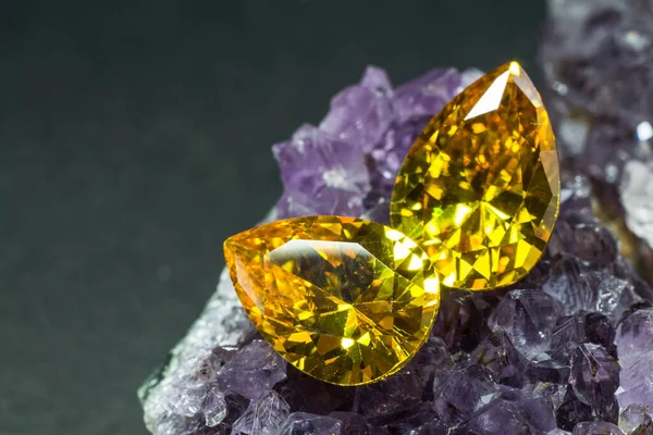 Doğal Safir değerli taş, mücevher veya siyah parlaklık rengi taşlar, birçok farklı doğal taşlar Ametist koleksiyonu,