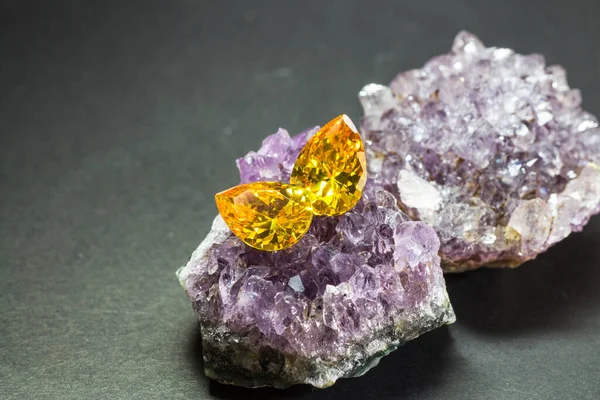 Doğal Safir değerli taş, mücevher veya siyah parlaklık rengi taşlar, birçok farklı doğal taşlar Ametist koleksiyonu,