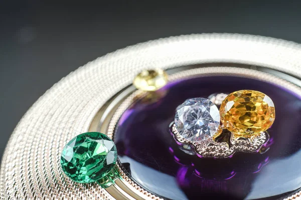 Doğal Safir değerli taş, mücevher veya siyah parlaklık rengi taşlar, birçok farklı doğal taşlar Ametist koleksiyonu,