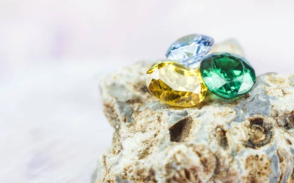 Doğal Safir değerli taş, mücevher veya siyah parlaklık rengi taşlar, birçok farklı doğal taşlar Ametist koleksiyonu,