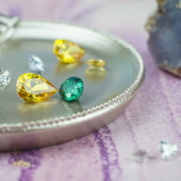 Doğal Safir değerli taş, mücevher veya siyah parlaklık rengi taşlar, birçok farklı doğal taşlar Ametist koleksiyonu,