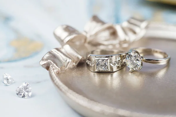 コピースペースと選択的フォーカスを持つパノラマバナー形式の輝く輝きの背景に隅にデザイナーの結婚指輪 — ストック写真