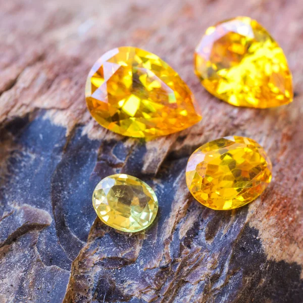 Doğal Safir değerli taş, mücevher veya siyah parlaklık rengi taşlar, birçok farklı doğal taşlar Ametist koleksiyonu,