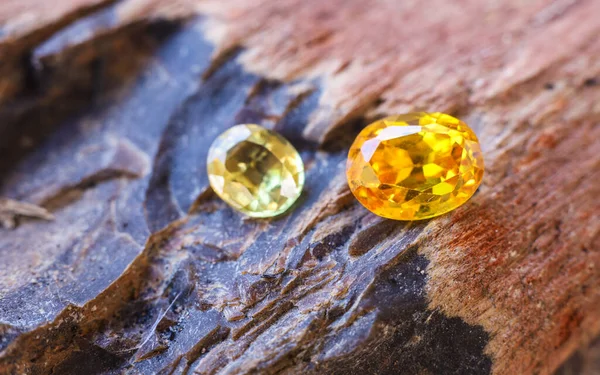 Doğal Safir değerli taş, mücevher veya siyah parlaklık rengi taşlar, birçok farklı doğal taşlar Ametist koleksiyonu,