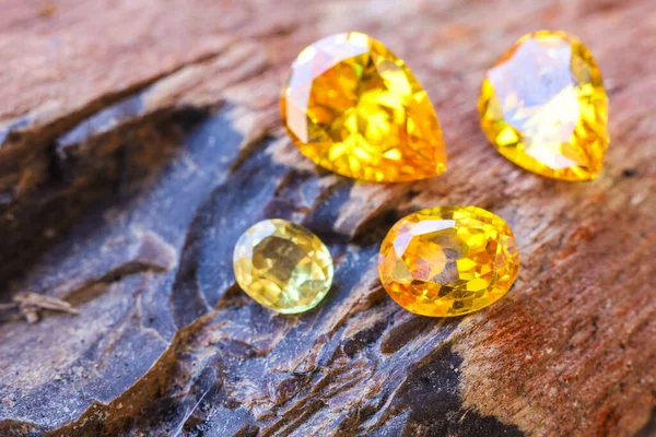 Doğal Safir değerli taş, mücevher veya siyah parlaklık rengi taşlar, birçok farklı doğal taşlar Ametist koleksiyonu,