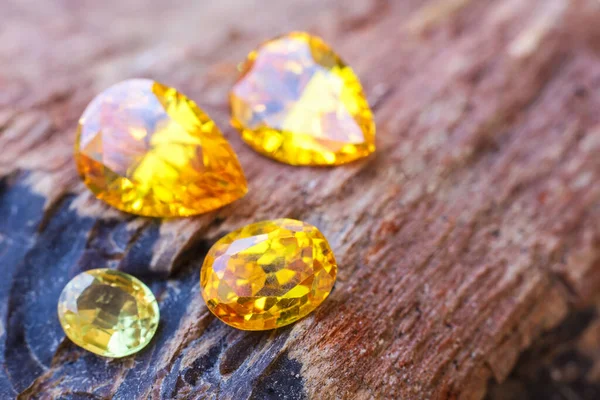 Doğal Safir değerli taş, mücevher veya siyah parlaklık rengi taşlar, birçok farklı doğal taşlar Ametist koleksiyonu,