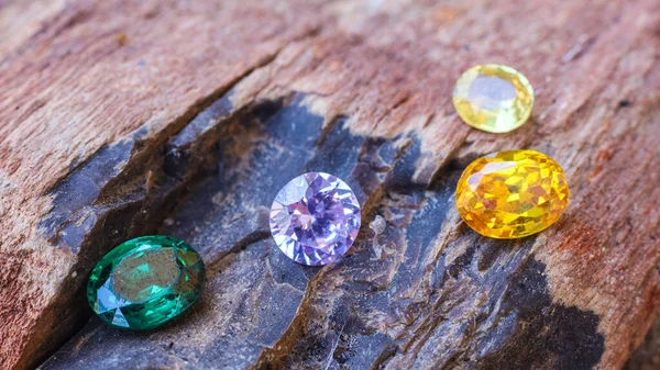 Doğal Safir değerli taş, mücevher veya siyah parlaklık rengi taşlar, birçok farklı doğal taşlar Ametist koleksiyonu,