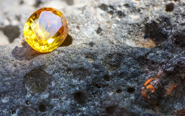 Doğal Safir değerli taş, mücevher veya siyah parlaklık rengi taşlar, birçok farklı doğal taşlar Ametist koleksiyonu,
