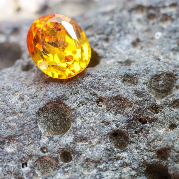 Doğal Safir değerli taş, mücevher veya siyah parlaklık rengi taşlar, birçok farklı doğal taşlar Ametist koleksiyonu,