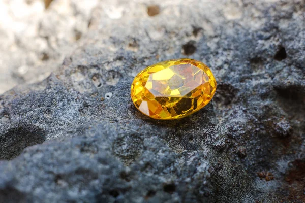 Doğal Safir değerli taş, mücevher veya siyah parlaklık rengi taşlar, birçok farklı doğal taşlar Ametist koleksiyonu,