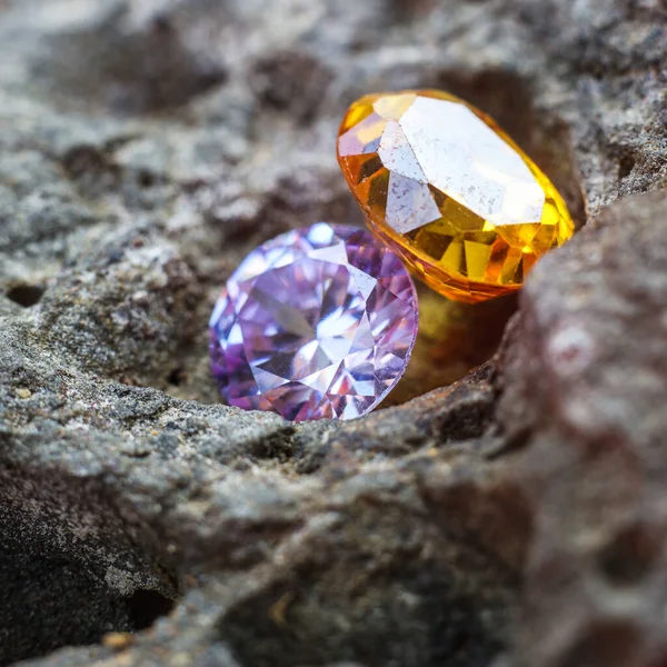 天然蓝宝石宝石 宝石或黑色光泽色的宝石 收集许多不同的天然宝石紫水晶 — 图库照片