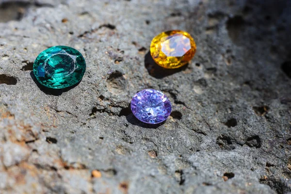 Doğal Safir değerli taş, mücevher veya siyah parlaklık rengi taşlar, birçok farklı doğal taşlar Ametist koleksiyonu,