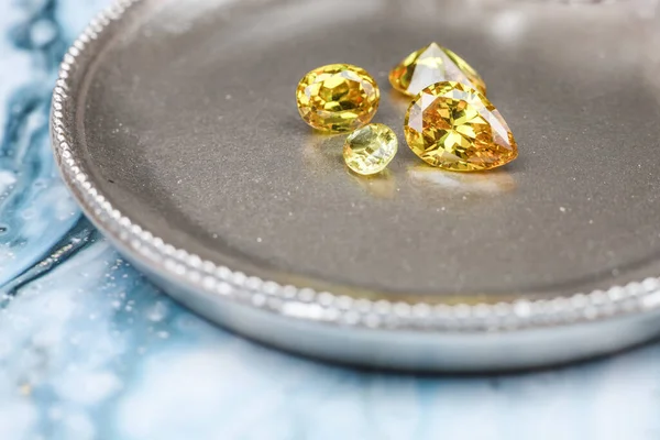 Doğal Safir değerli taş, mücevher veya siyah parlaklık rengi taşlar, birçok farklı doğal taşlar Ametist koleksiyonu,