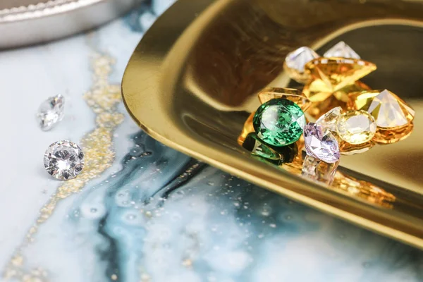 Doğal Safir değerli taş, mücevher veya siyah parlaklık rengi taşlar, birçok farklı doğal taşlar Ametist koleksiyonu,