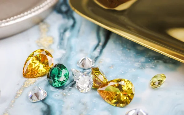 Doğal Safir değerli taş, mücevher veya siyah parlaklık rengi taşlar, birçok farklı doğal taşlar Ametist koleksiyonu,