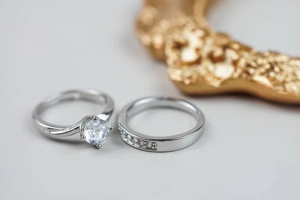 Zamknij Pierścionki Diamentami Zaręczynowymi Miłość Koncepcja Ślubu — Zdjęcie stockowe