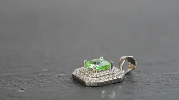 Дорогий Кулон Діамантом Гарний Дизайнерський Кулон Зеленими Дорогоцінними Каменями — стокове фото