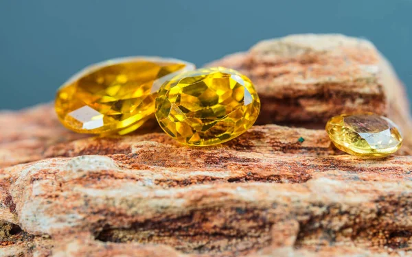 Doğal Safir değerli taş, mücevher veya siyah parlaklık rengi taşlar, birçok farklı doğal taşlar Ametist koleksiyonu,