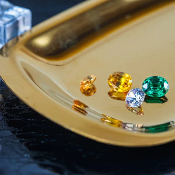 Doğal Safir değerli taş, mücevher veya siyah parlaklık rengi taşlar, birçok farklı doğal taşlar Ametist koleksiyonu,