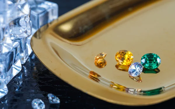 Doğal Safir değerli taş, mücevher veya siyah parlaklık rengi taşlar, birçok farklı doğal taşlar Ametist koleksiyonu,