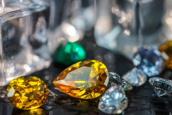 Doğal Safir değerli taş, mücevher veya siyah parlaklık rengi taşlar, birçok farklı doğal taşlar Ametist koleksiyonu,