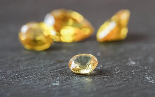 Natural Sapphire Gemstone Jewel Gems Black Shine Color Natural Yellow — Stockfoto