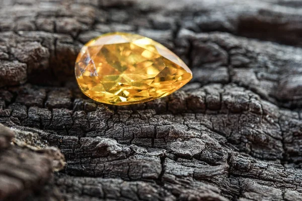 Doğal Safir taşı, mücevher ya da siyah parlak renkte mücevherler, taşta doğal sarı değerli taşlar.