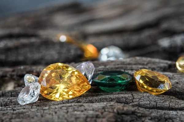 Doğal Safir değerli taş, mücevher veya siyah parlaklık rengi taşlar, birçok farklı doğal taşlar Ametist koleksiyonu,