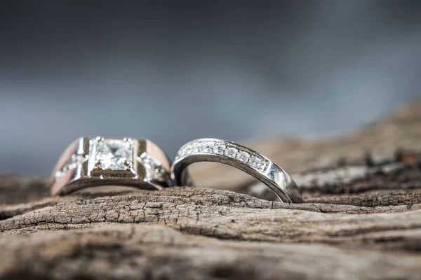 Κοντινό Πλάνο Των Διαμαντένιων Δαχτυλιδιών Αγάπη Και Γαμήλια Έννοια — Φωτογραφία Αρχείου