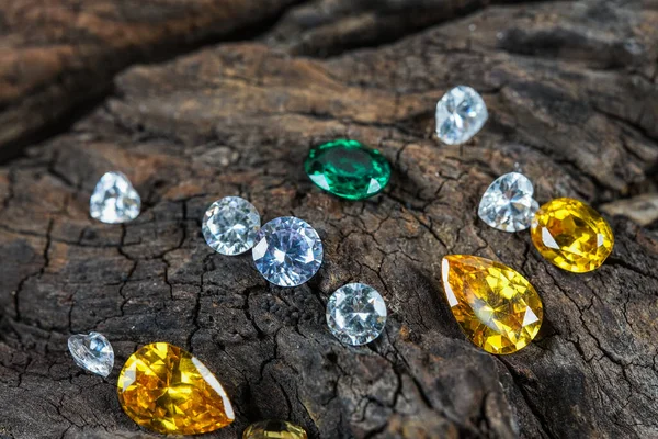 Doğal Safir değerli taş, mücevher veya siyah parlaklık rengi taşlar, birçok farklı doğal taşlar Ametist koleksiyonu,